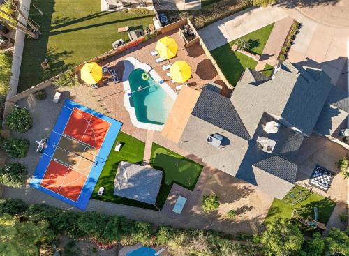 Outdoor Oasis Pool Sport Court Arcade Put Put — Phoenix