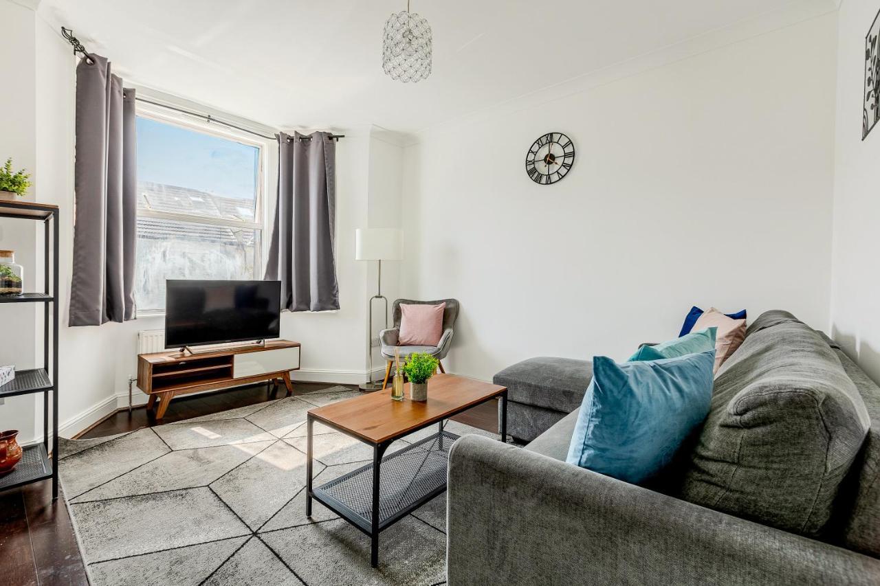 Cosy Flat with Free Parking Near London Hotspots — 4-Star Luxury Hotel in London, United Kingdom