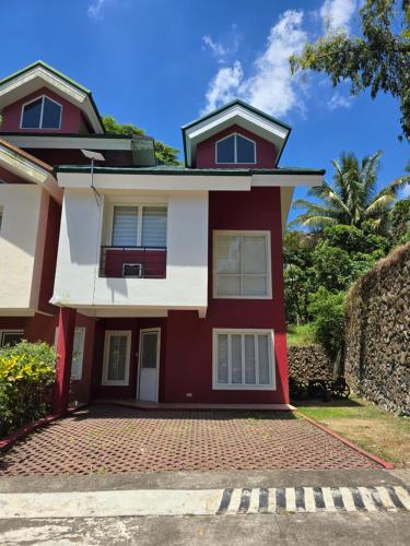 Minimalist inspired A1 Courtyard Canyon Woods Tagaytay — 4-Star Luxury Hotel in Lemery, Philippines