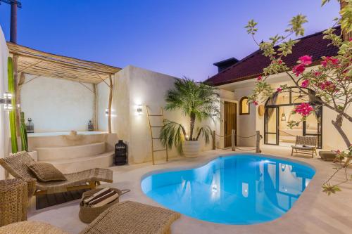 Villa Saleya With Jacuzzi — 4-Star Luxury Hotel in Canggu, Indonesia