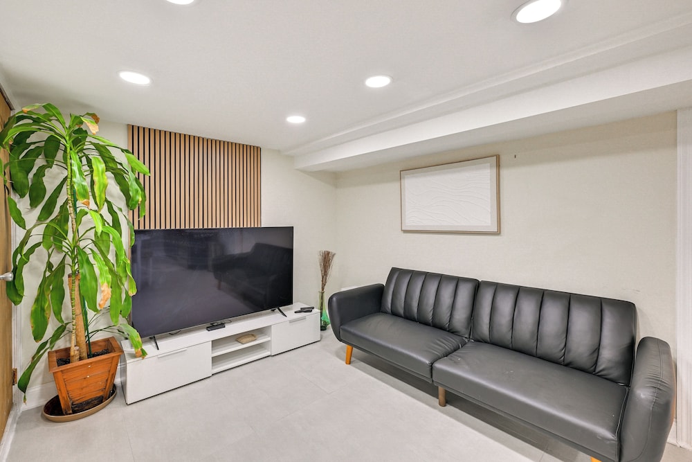 Lovely Elmont Apartment Walk To Bus Stop 19741098 — Elmont