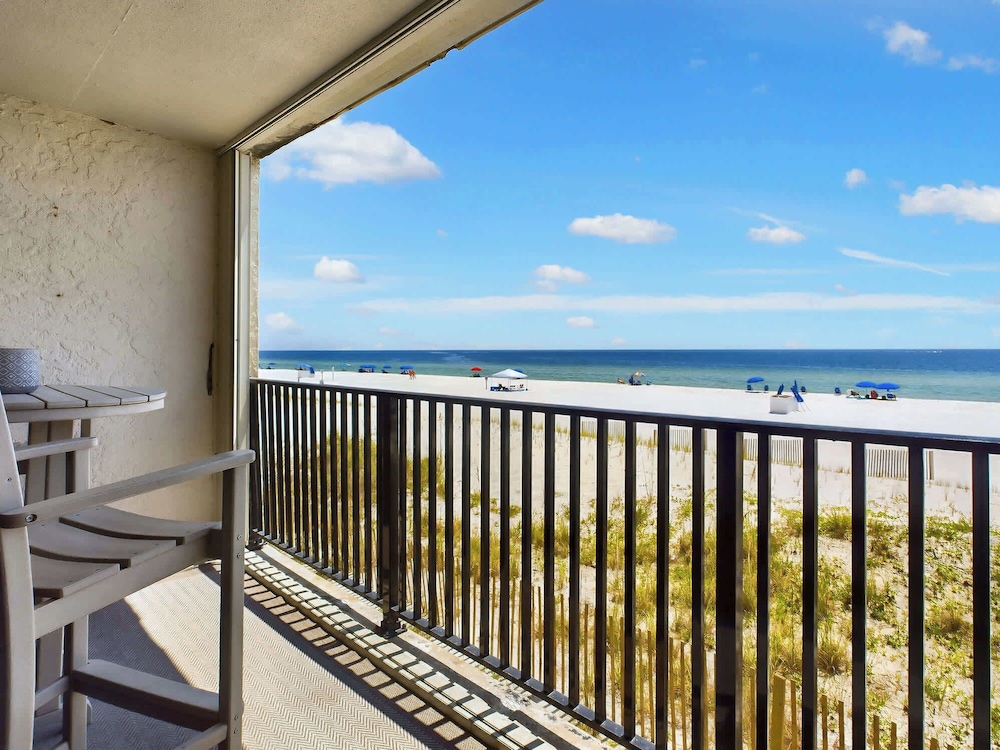 Chic Beachfront Escape: Dreamy View Balcony Pool in Orange Beach, United States