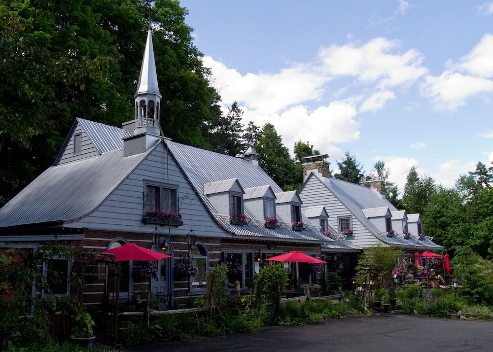 Le Petit Clocher Gîte Touristique B&B — 4-Star Luxury Hotel in Montreal, Canada