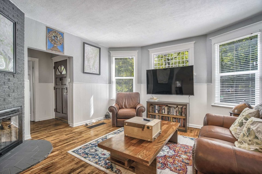 3bdcheyenne Mtn Suburbsrestaurants & Hiking in Colorado Springs, United States