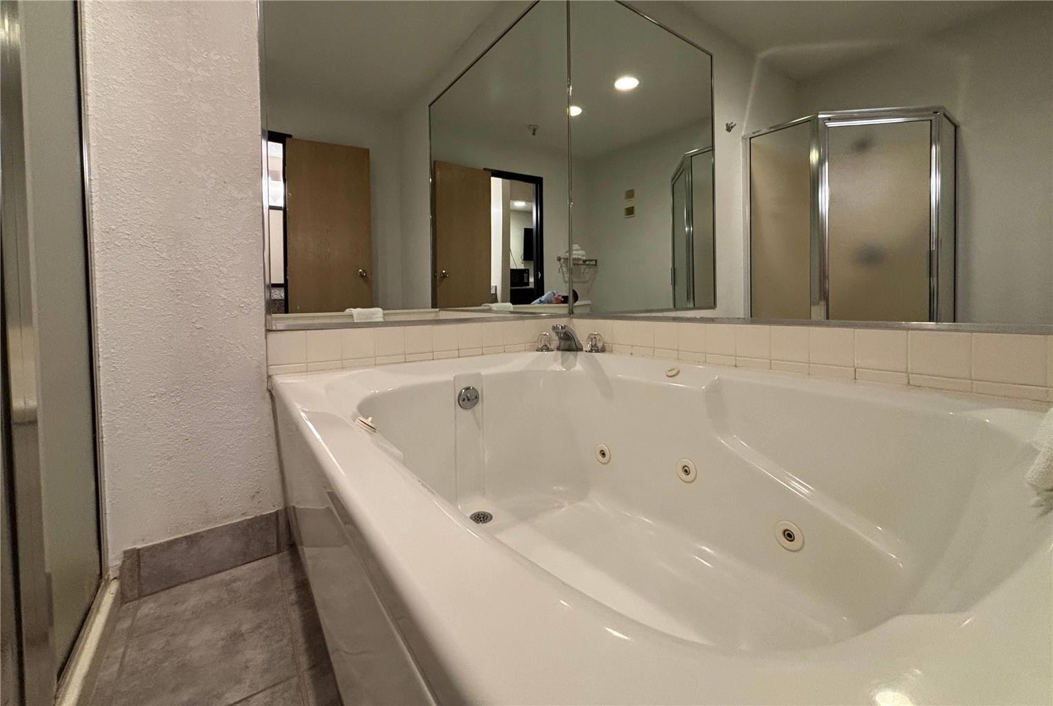 Super 8 by Wyndham Metropolis - photo 23