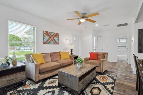 Serene Escape Peaceful 3 BD Retreat with Yard — 4-Star Luxury Hotel in Grand Prairie, United States