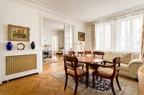 Chic Parisian Stay Trocadéro & Eiffel Tower - carbon neutral hotel in Paris