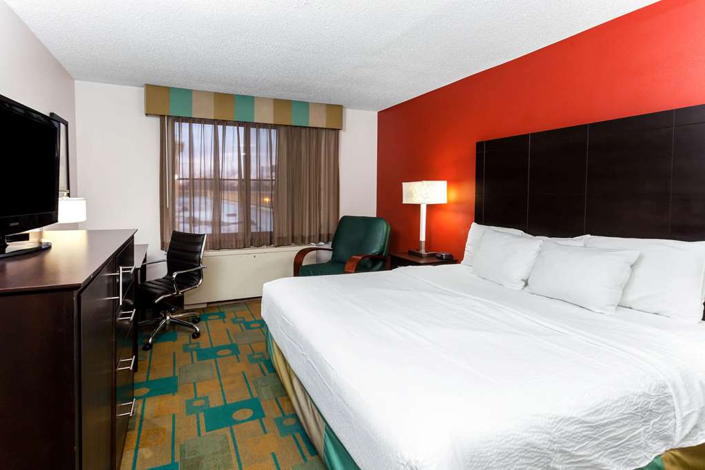 La Quinta Inn & Suites by Wyndham Milwaukee Bayshore Area - photo 9
