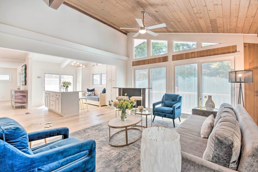 Serene Home with Fire Pit Deck and Easy Access to ATL — 4-Star Luxury Hotel in Mableton, United States