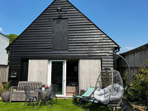 Quirky 1 bedroom barn on the river in Arundel — 4-Star Luxury Hotel in Arundel, United Kingdom