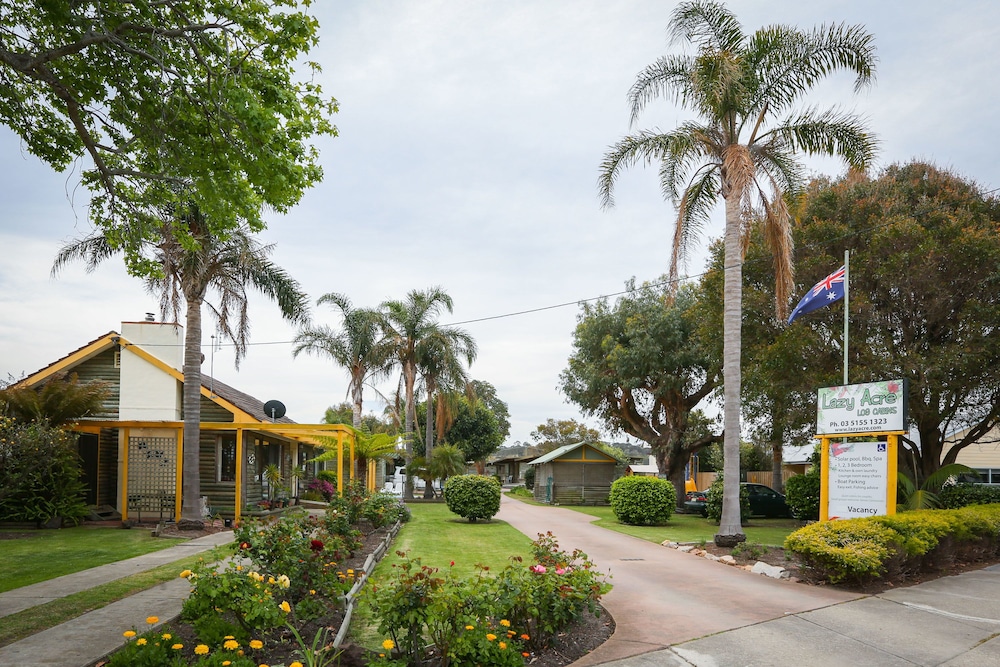 Lazy Acre Log Cabins — 4-Star Luxury Hotel in Lakes Entrance, Australia
