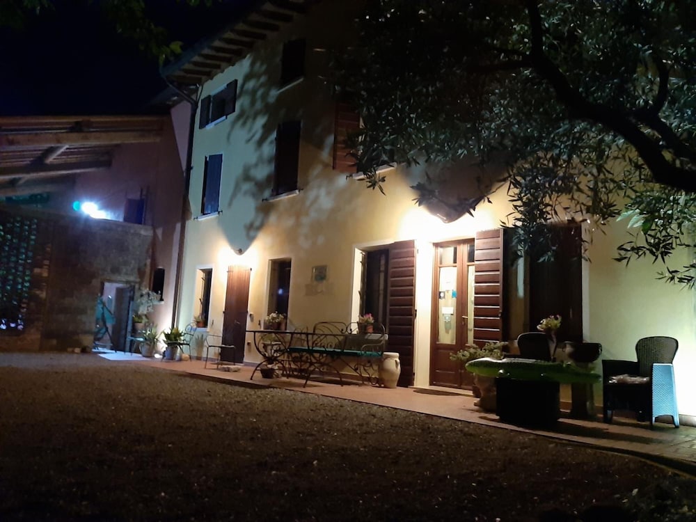 Agriturismo Trebis — 4-Star Luxury Hotel in Volta Mantovana, Italy