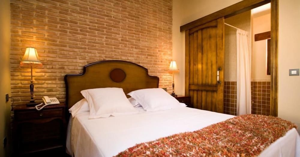 Posada Los Condestables — 4-Star Luxury Hotel in Villalpando, Spain