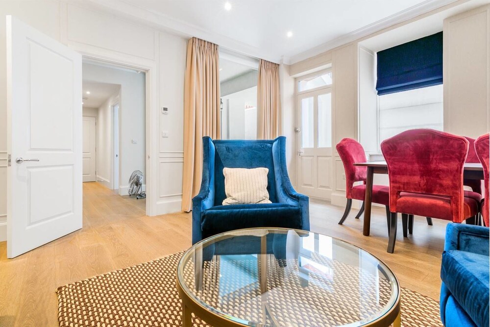 Buckingham & Lloyds Knightsbridge — 5-Star Luxury Hotel in London, United Kingdom
