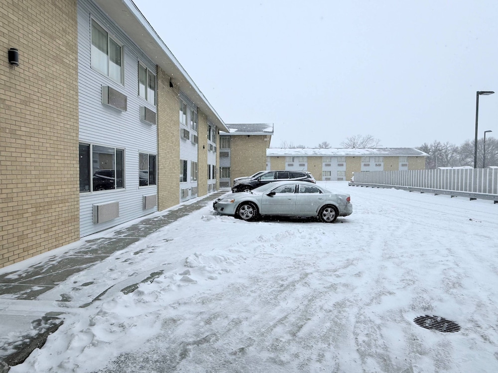 Bison Inn & Suites on University - photo 23