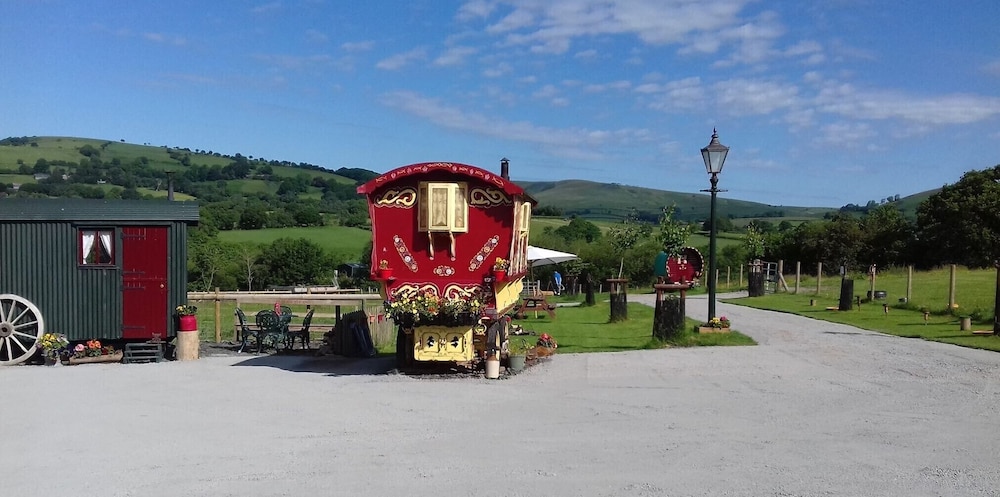 Rosie Traditional Gypsy Wagon — hotel in Rhayader