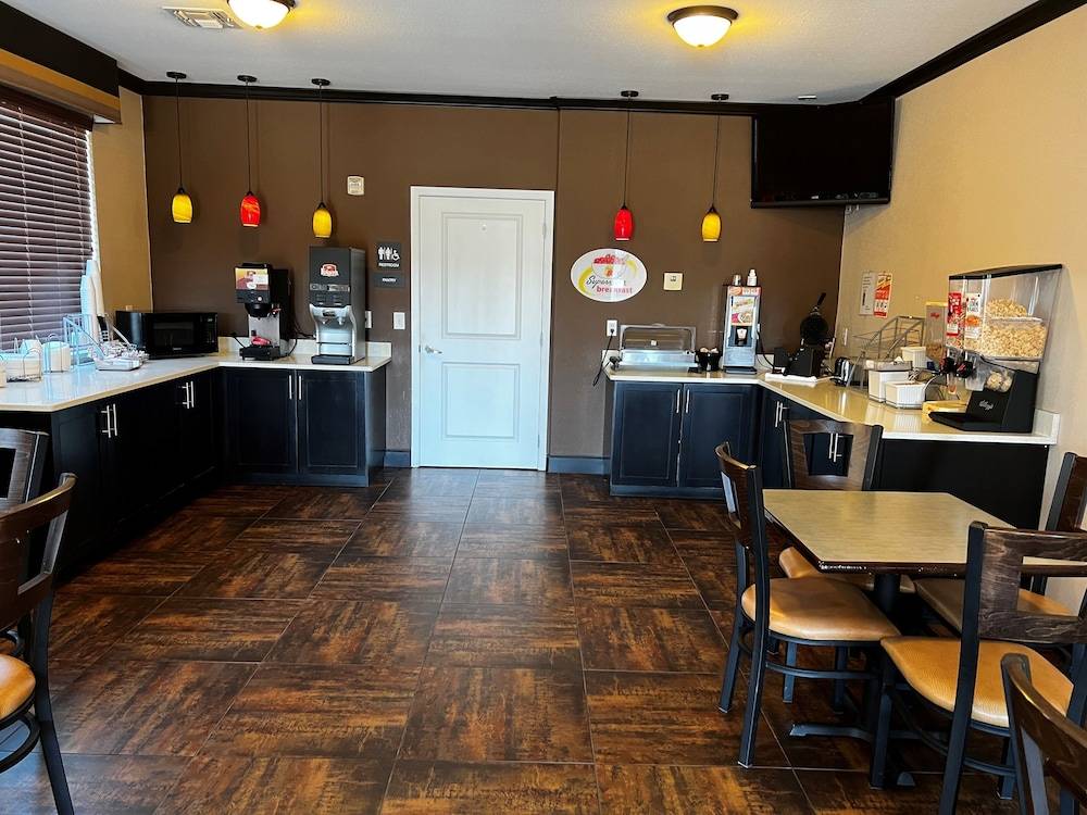 Super 8 by Wyndham Center - photo 3