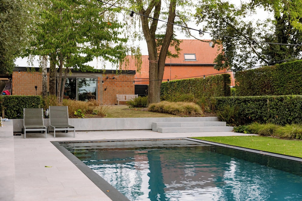 Charming Chic Stay With Garden Views Parking — hotel in Lichtervelde