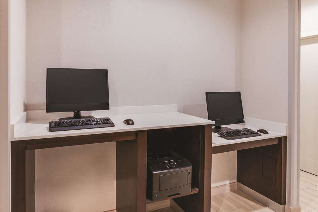 La Quinta Inn & Suites by Wyndham Philadelphia Airport - photo 32