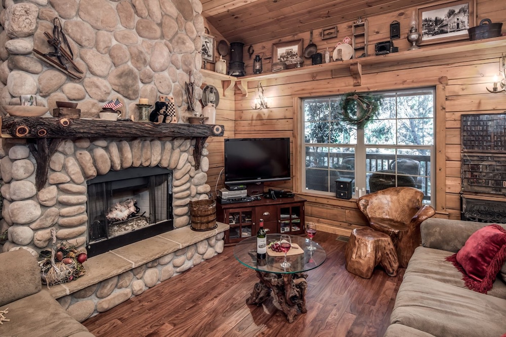 Sombras Del Bosque Four Bedroom Cabin — 4-Star Luxury Hotel in Ruidoso, United States