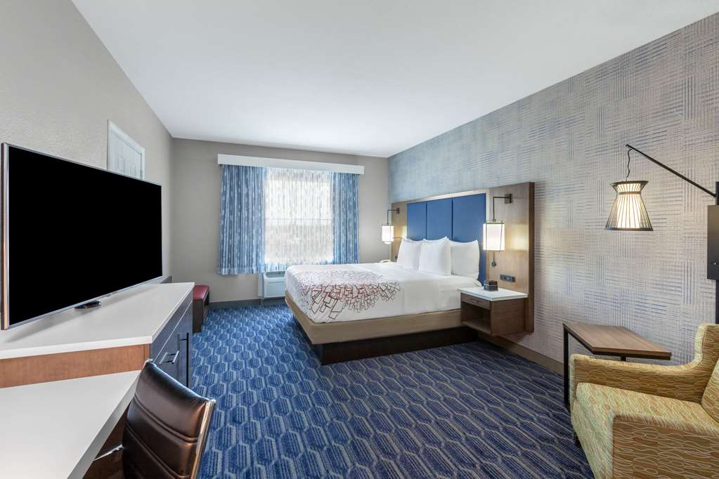 La Quinta Inn & Suites by Wyndham Houston Channelview - photo 25