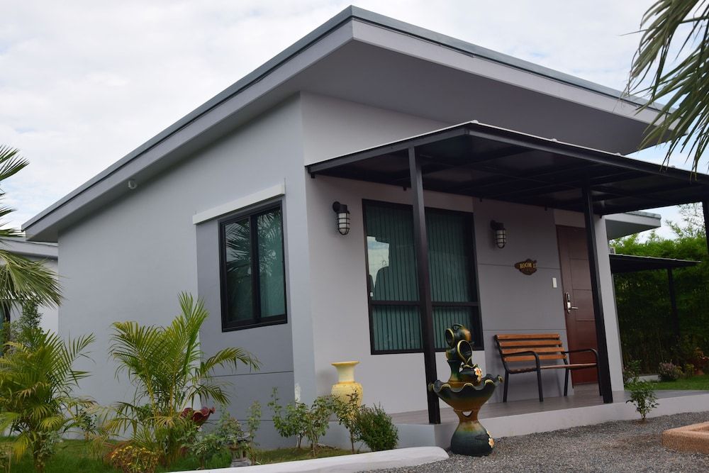 SB Holiday Resort — hotel in Saraphi
