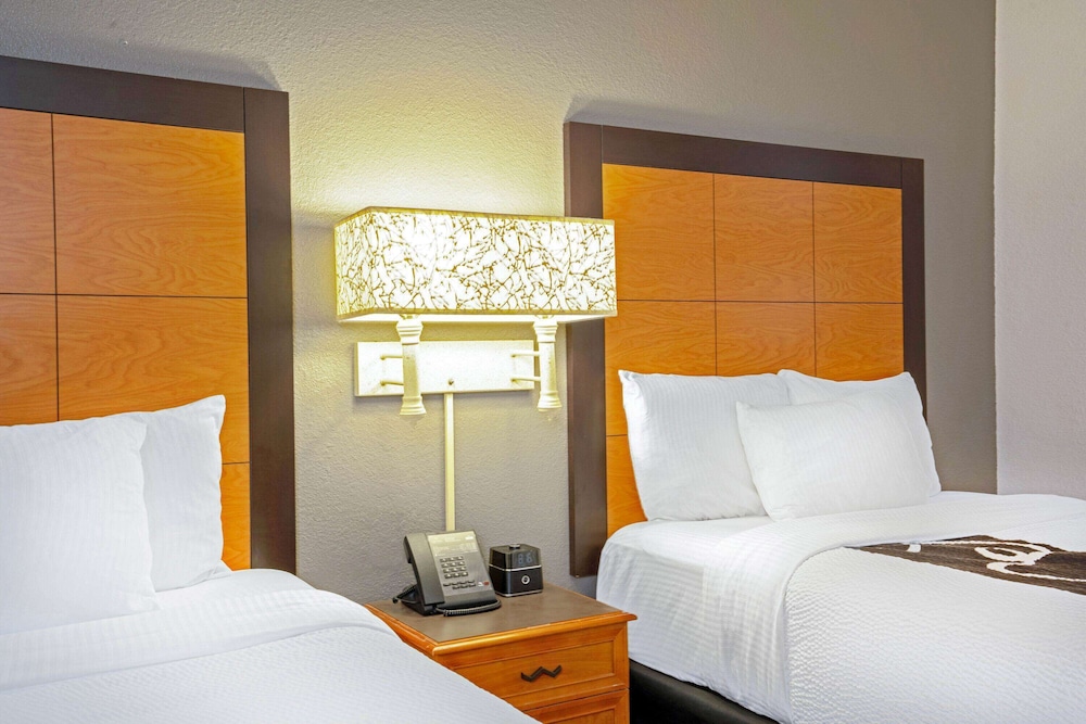 La Quinta Inn & Suites by Wyndham Houston West Park 10 - photo 5