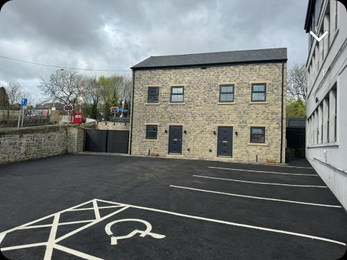 Newly constructed 3 bed town house next to the canal with Private Car Park — 4-Star Luxury Hotel in Keighley, United Kingdom