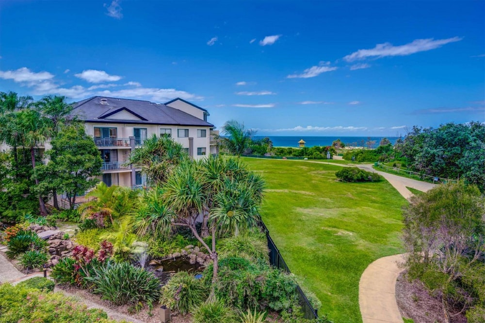 Currumbin Sands Holiday Apartments — 4-Star Luxury Hotel in Palm Beach, Australia