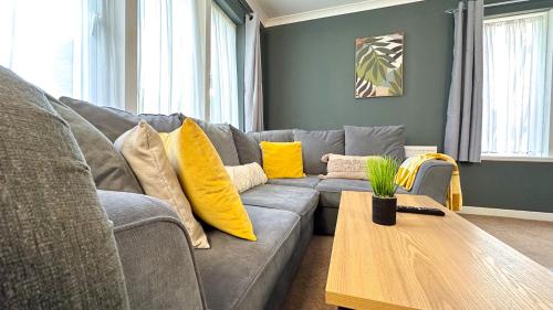 Harlow Manor LT By Furnished Accommodation Large House Army Base Relocating Families Business Stays