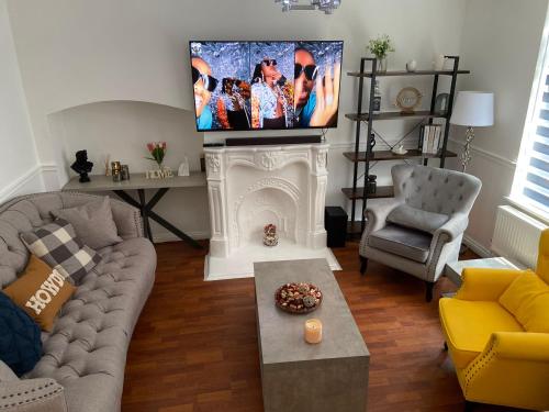 2 Bedroom Home Near Tube Station Easy London Access Peeams Abode — 4-Star Luxury Hotel in Dagenham, United Kingdom