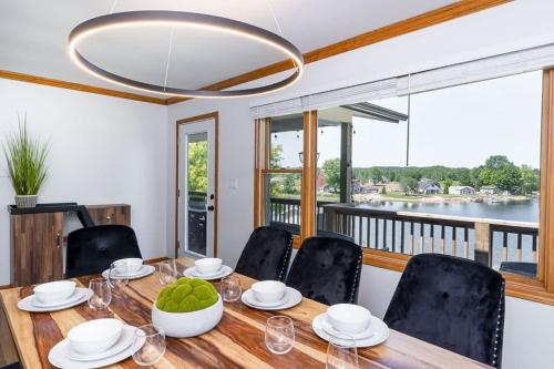 5BR Lakefront Getaway with hot tub — hotel in Cadillac