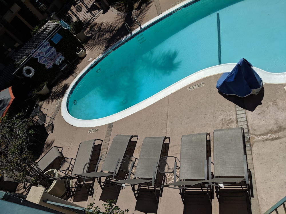 Tarzana Inn - photo 13