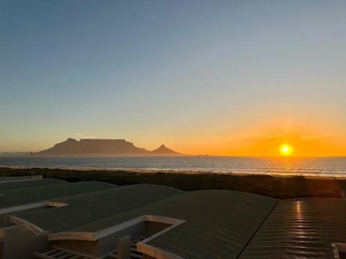 Happy Dolphin Luxury 3BR Sea View Apartment