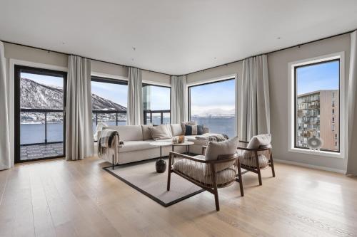 Premium Penthouse Sea & Mountain view Apartments in Tromsø 2 Bathrooms Free Parking in garage — 4-Star Luxury Hotel in Tromso, Norway