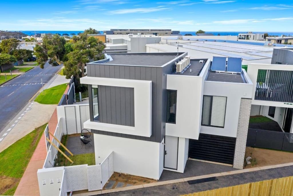 Spacious Coastal Living Central Torquay in Torquay, Australia