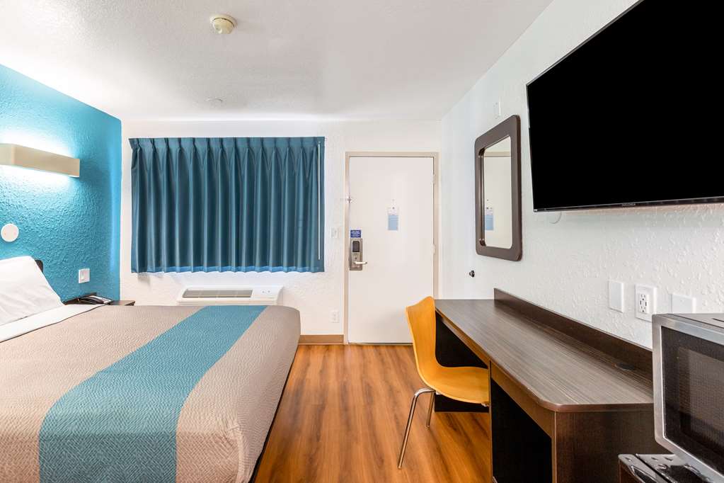 Motel 6 Valdosta GA University - photo 20