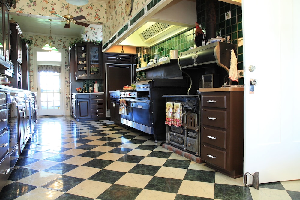 Bybee's Historic Inn - photo 50