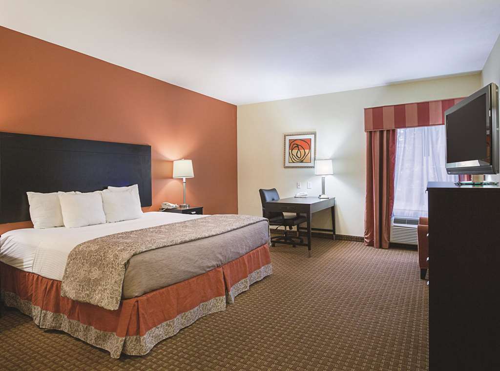 La Quinta Inn & Suites by Wyndham Houston East at Normandy - photo 16