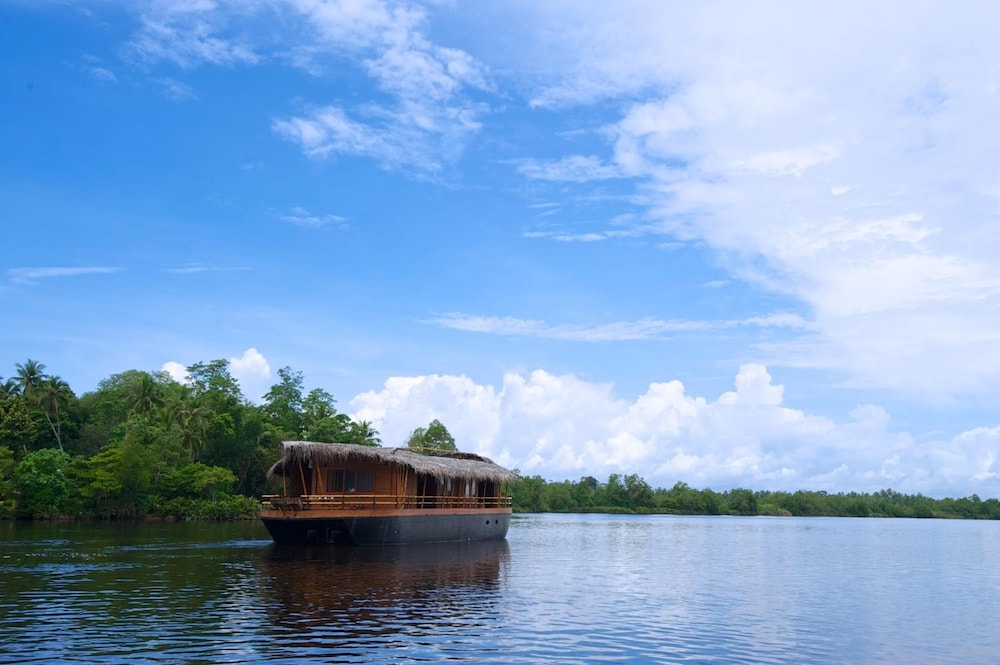 Yathra Houseboat — 4-Star Luxury Hotel in Bentota, Sri Lanka