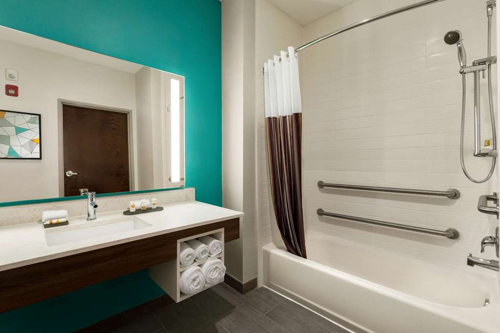 La Quinta Inn & Suites by Wyndham Richmond Sugarland - photo 22