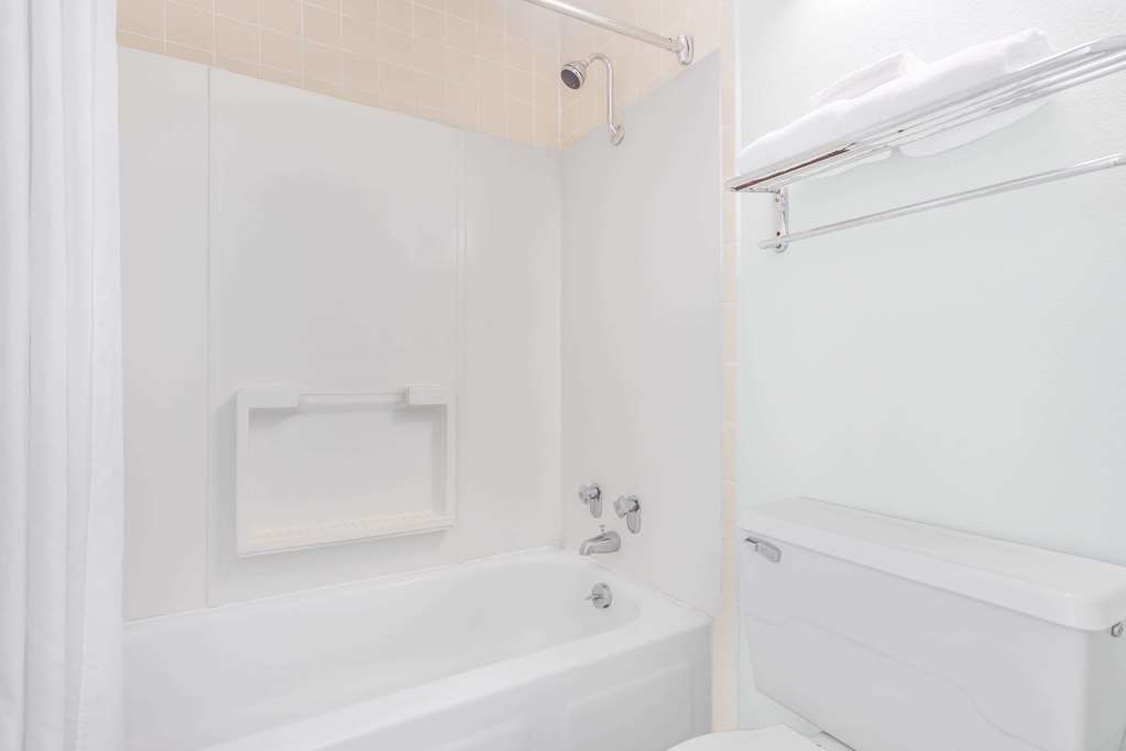 Days Inn by Wyndham Lavonia - photo 7