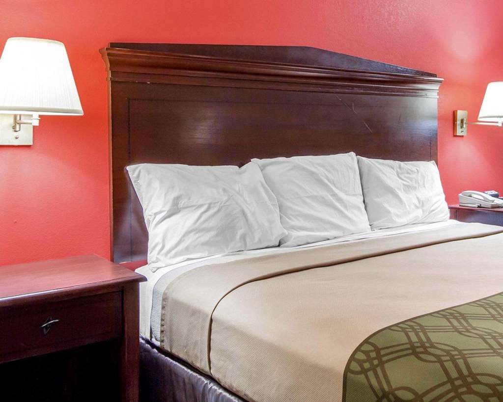 Econo Lodge Lanett - photo 16