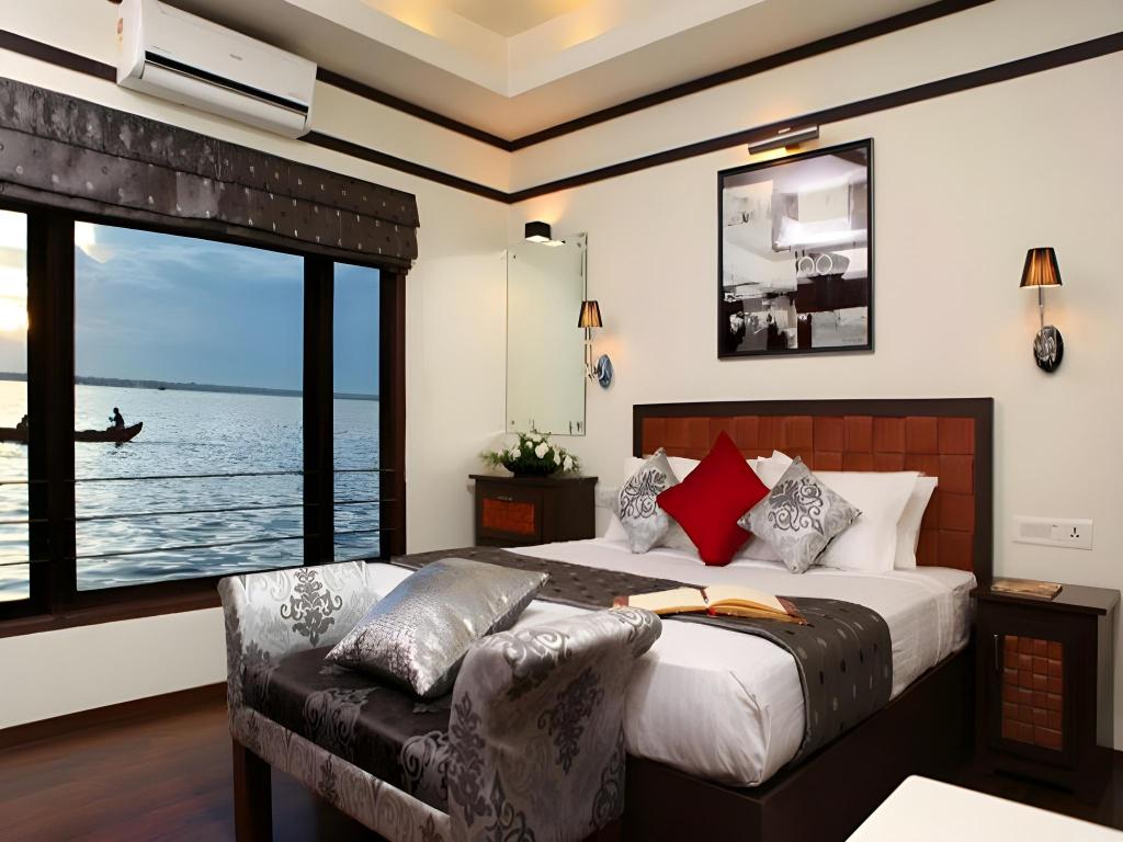 Spice Route Luxury Cruises — 4-Star Luxury Hotel in Alleppey, India