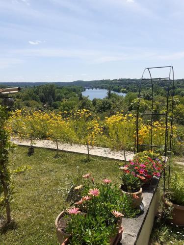 Gîte Les 2 Ponts studio superbe vue sur la Dordogne - carbon neutral hotel in Unknown City