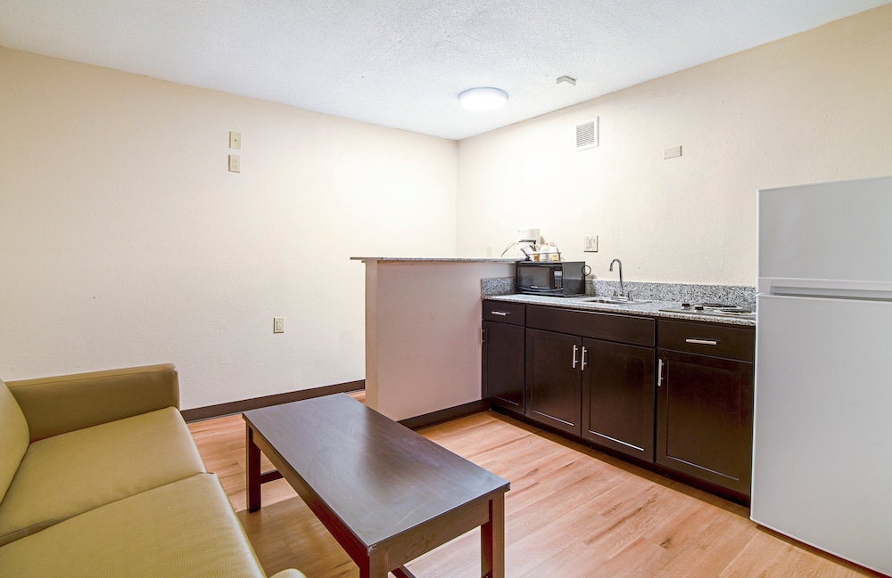 Red Roof Inn & Suites Greenwood SC - photo 18