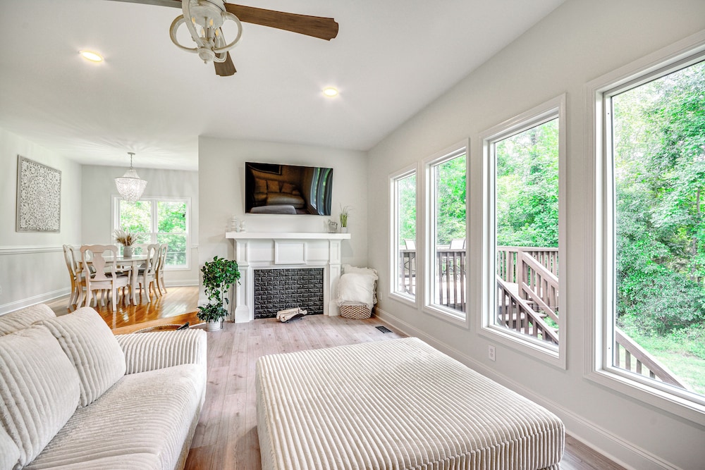 Bright And Elegant Home In High Point W Deck 19694771 — High Point