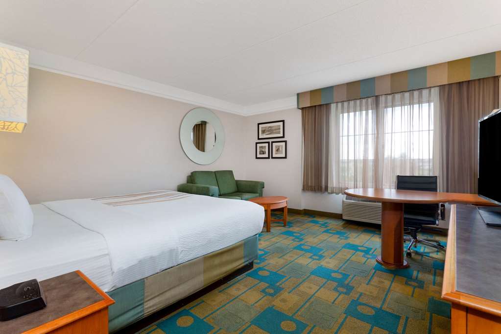 La Quinta Inn & Suites by Wyndham Lakeland West - photo 18