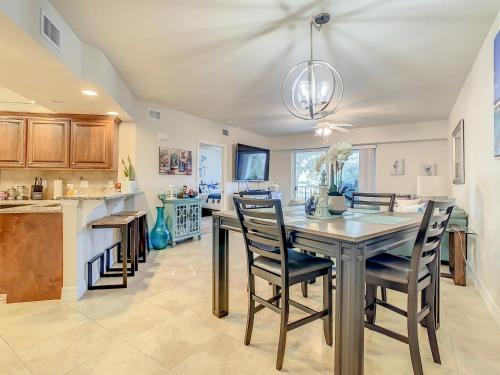 Beautifully Updated 22 Oceanwalk Condo nestled up nest to the estuary in building 18. OW18 202 — 4-Star Luxury Hotel in New Smyrna Beach, United States