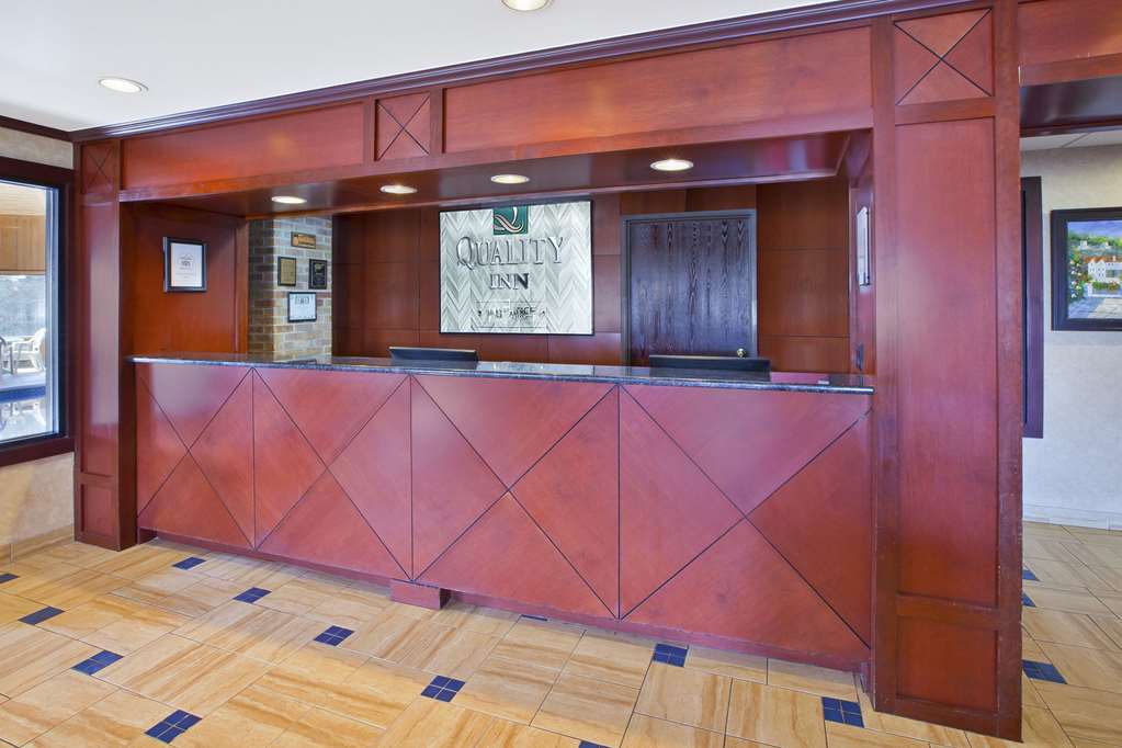 Quality Inn Marshall near I 69 - photo 3